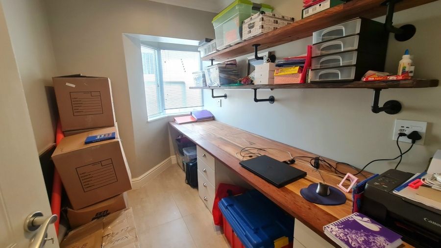 4 Bedroom Property for Sale in Whale Rock Western Cape